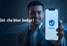 صورة توضيحية لهاتف ذكي يعرض تطبيق فيسبوك أثناء عملية توثيق حساب فيس بوك مع ظهور العلامة الزرقاء بجانب الاسم، ورجل عربي مبتسم في الخلفية يرمز للثقة والمصداقية، مع نص عربي يقول "احصل على العلامة الزرقاء" بتصميم احترافي بدرجات اللون الأزرق.