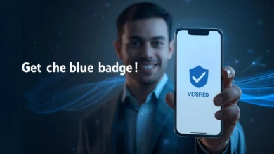 صورة توضيحية لهاتف ذكي يعرض تطبيق فيسبوك أثناء عملية توثيق حساب فيس بوك مع ظهور العلامة الزرقاء بجانب الاسم، ورجل عربي مبتسم في الخلفية يرمز للثقة والمصداقية، مع نص عربي يقول "احصل على العلامة الزرقاء" بتصميم احترافي بدرجات اللون الأزرق.